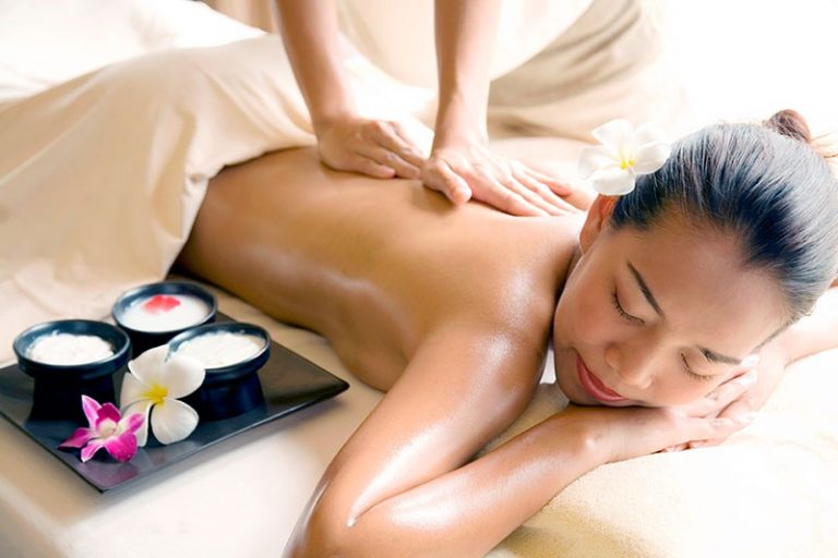 Massage giúp dưỡng chất thẩm thấu vào da tốt hơn